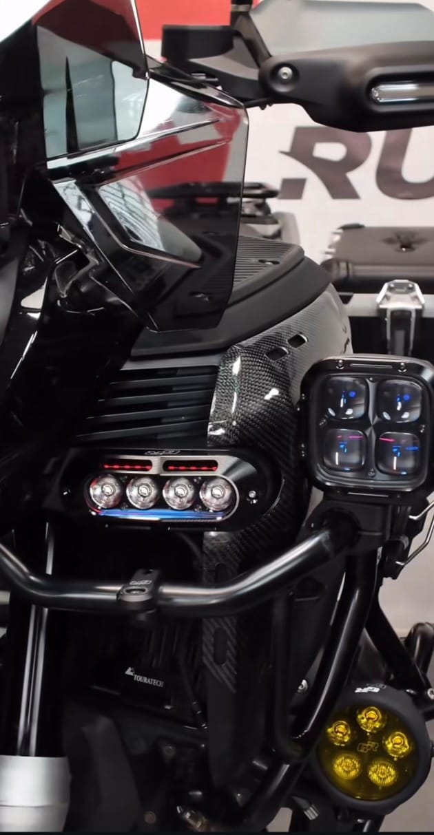 GOLD RUNWAY M4 KIT SET FOR BMW R1300GSA